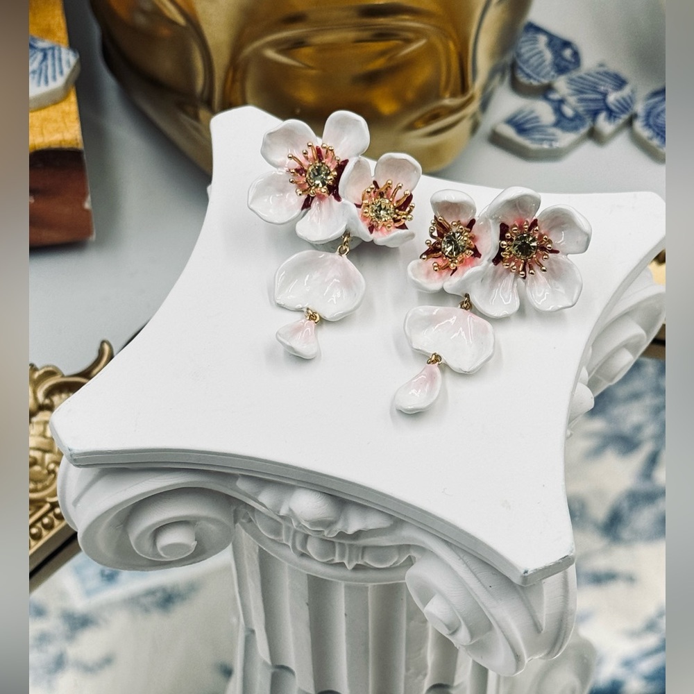 🆕 LES NEREIDES 🧿 NWOT White Cherry Blossom Dangling Earring - Picture 12 of 17